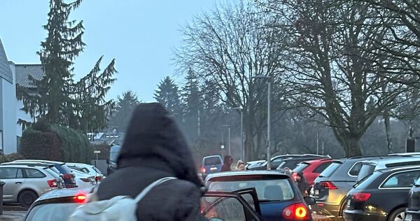 Gefährliche Halte- und Rangiersituation bei der Friedrich-Hölderlin-Schule in Asperg.