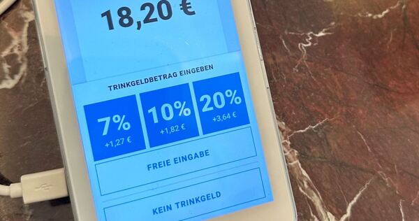 Trinkgeldoptionen auf dem Display eines Kartenlesegeräts