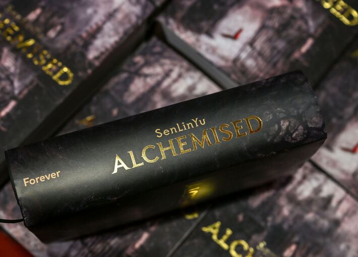 Buch "Alchemised" von Autorin SenLinYu
