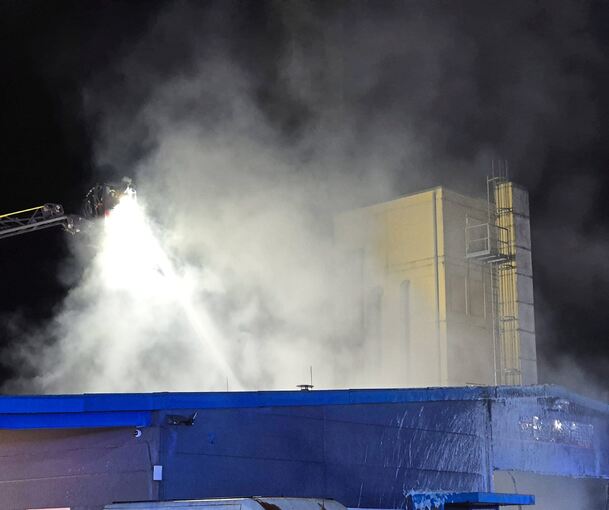 Bei dem Feuer in einer Sachsenheimer Autowerkstatt wurden zwei Personen verletzt.