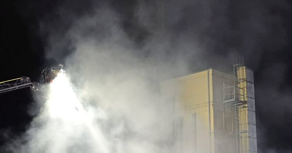 Gro-brand-in-Sachsenheim-Feuerwehr-rettet-zwei-verletzte-Person-aus-brennender-Autowerkstatt