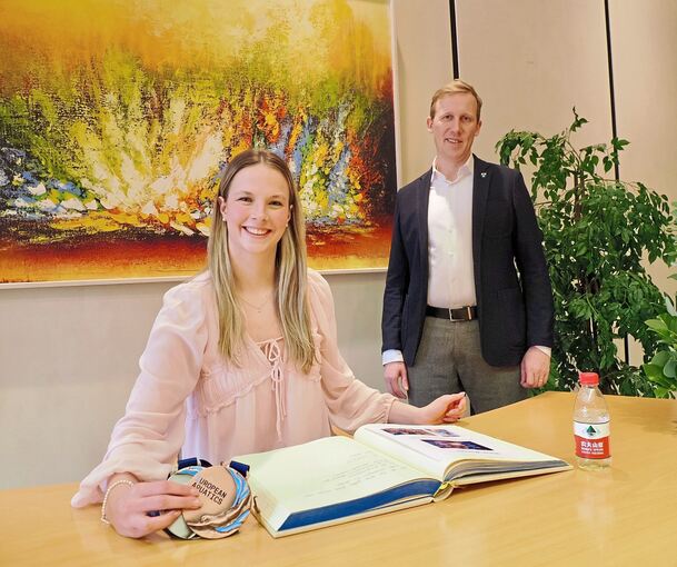 Top-Schwimmerin Maya Werner beim Eintrag ins Goldene Buch der Stadt Freiberg. Bürgermeister Jan Hambach ist stolz auf die Spitzensportlerin.