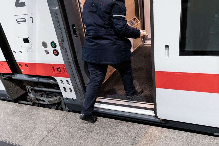 Erste Fahrt mit Fahrgästen des neuen ICE-L der Deutschen Bahn Erste Fahrt mit Fahrgästen des neuen ICE-L der Deutschen Bahn