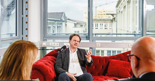 Oberbürgermeister Matthias Knecht im Gespräch auf der News Couch mit Ulrike Trampus und Stephan Wolf aus der LKZ-Chefredaktion.