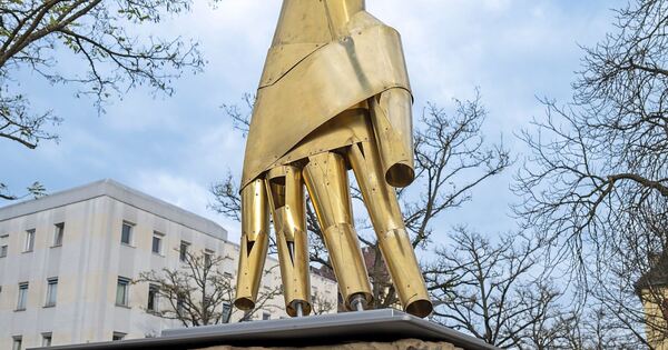 -Troph-en-der-Freundschaft-am-Arsenalplatz-Zweite-Skulptur-steht-wieder