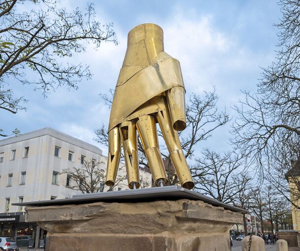 Zwei dieser Hände sind wieder am Arsenalplatz zu sehen.