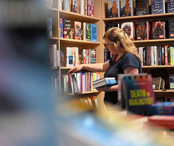 Bücher zählen zu den beliebtesten Weihnachtsgeschenken. Bücher zählen zu den beliebtesten Weihnachtsgeschenken.