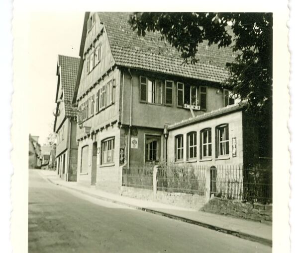 Die „Krone“ im Jahr 1954, rechts die angebaute Kegelbahn.