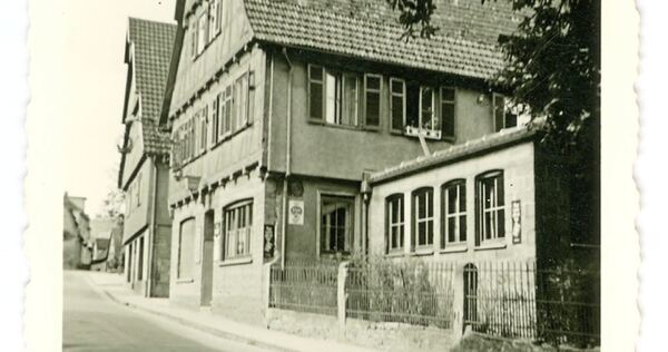 Die „Krone“ im Jahr 1954, rechts die angebaute Kegelbahn.