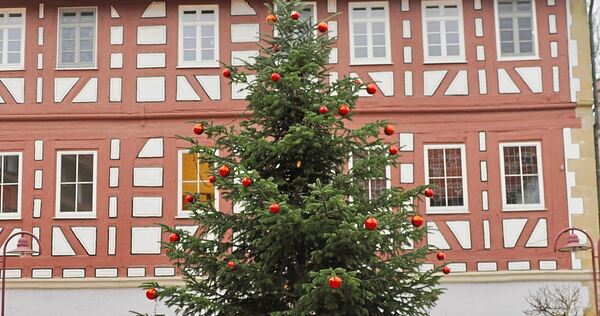 Der Weihnachtsbaum am Marktplatz dürfte den Mitarbeitern im Löchgauer Rathaus Freude bereiten. Weniger prächtig sind die finanziellen Aussichten.