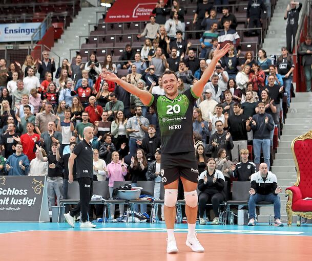 Jeffrey Klok und die Barock Volleys reißen die Ludwigsburger Fans mit.