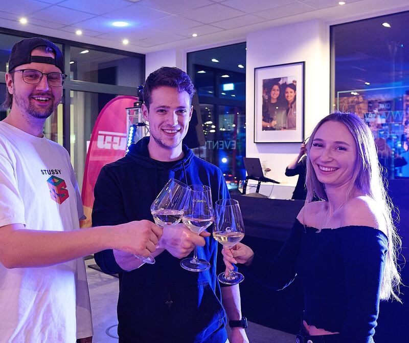 Ein Abend mit Freunden bei coller Musik und gutem Wein.