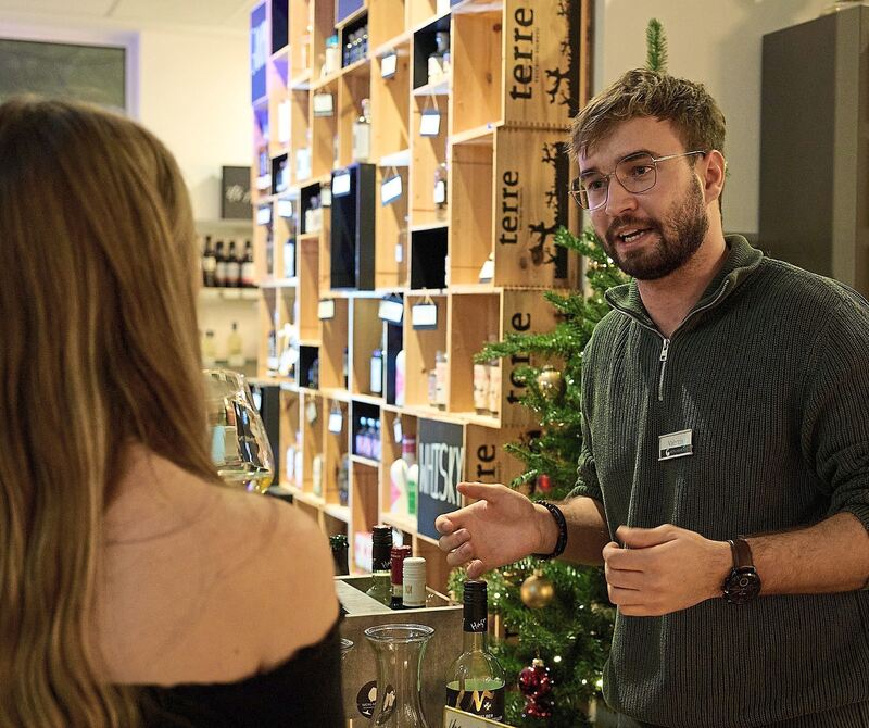 Zum Wein gibt es auch fachkundige Beratung.