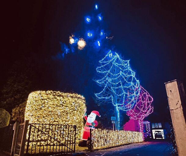 Vor einem Wohnhaus in der Friesenstraße winkt der Weihnachtsmann.