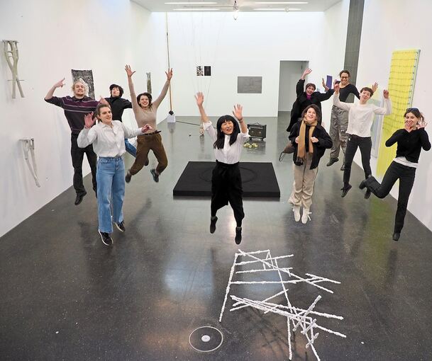 Bereit zum Abheben: Professorin Sunah Choi (Mitte) mit einigen der in der Ausstellung vertretenen Studierenden.