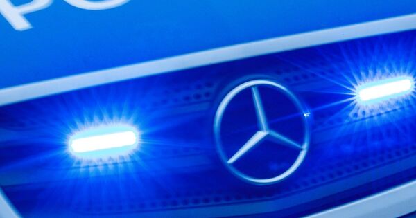 Lkw-Fahrer-bersieht-Kleinwagen-bei-Ausfahrt-aus-der-Parkbucht