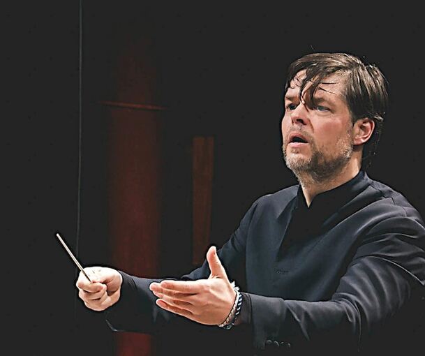 Juraj Valčuha als Gast auf dem Podium des SWR Symphonieorchesters.