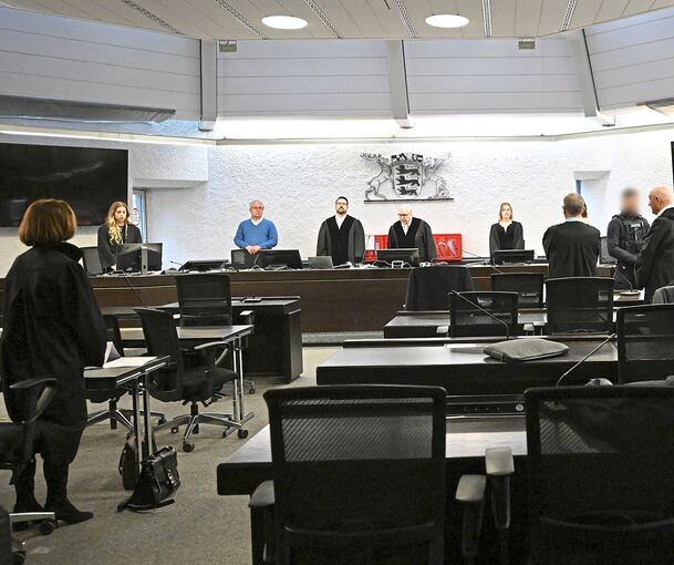 Von diesem Stuhl am schwarzen, kleinen Tisch vor den Richtern und Schöffen wurde der Zeuge aus dem Gerichtssaal abgeführt.