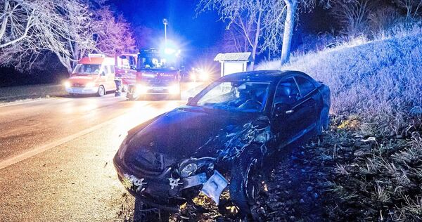 Eines der am Unfall beteiligten Fahrzeuge ist erheblich beschädigt.