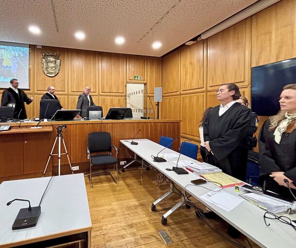 Die Anwälte der Angeklagten, Friederike Vilmar (rechts) und Jan Smollich, neben dem mit dem Rücken zum Saal die Angeklagte steht. Links im Bild der Vorsitzende Richter Martin Liebisch.