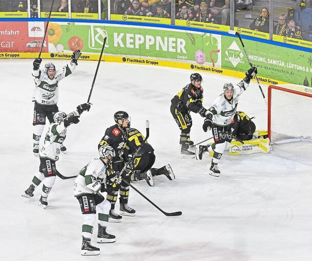 Tyler McNeely (r.) bejubelt das 1:0 – und alle Steelers freuen sich mit ihm.