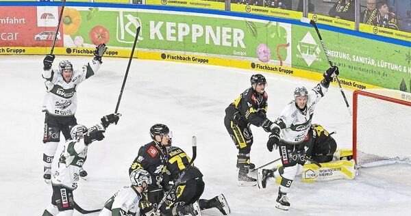 Tyler McNeely (r.) bejubelt das 1:0 – und alle Steelers freuen sich mit ihm.