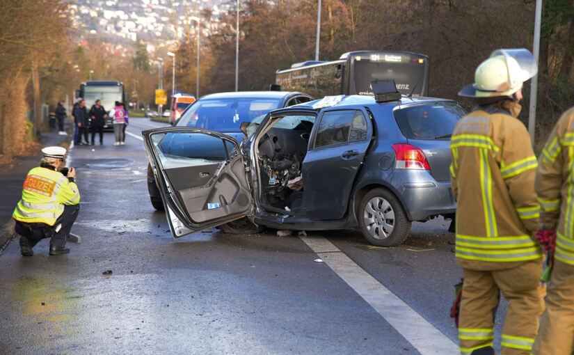 Kollision von Linienbus und Auto – mindestens ein Verletzter