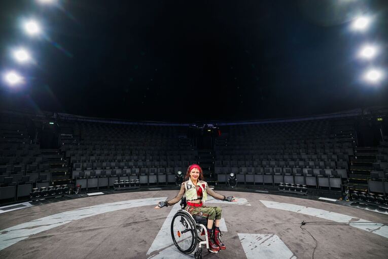 Querschnittsgelähmte Akrobatin Pan