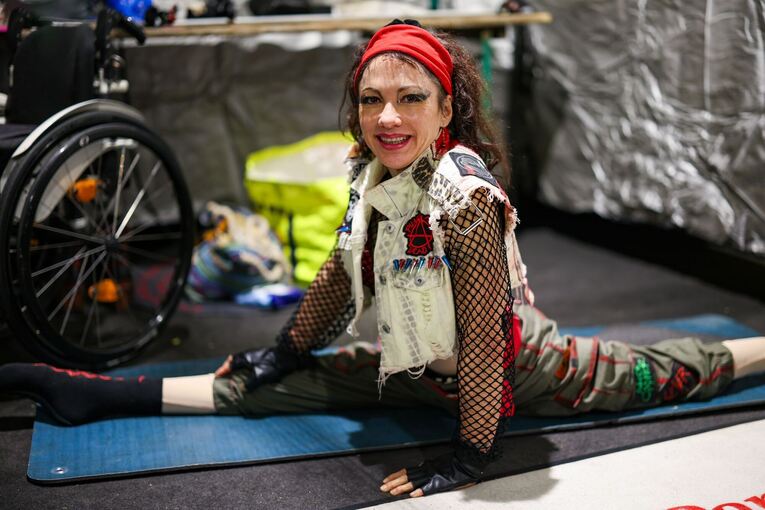 Querschnittsgelähmte Akrobatin Pan