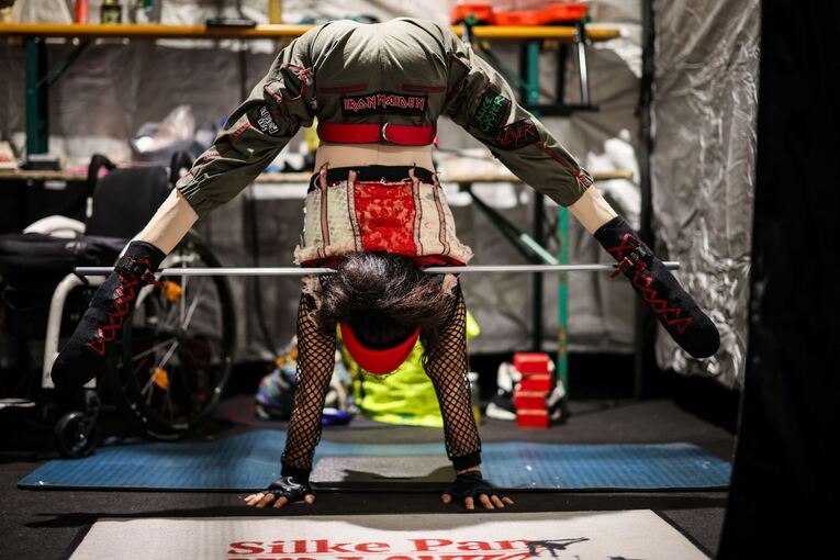 Querschnittsgelähmte Akrobatin Pan