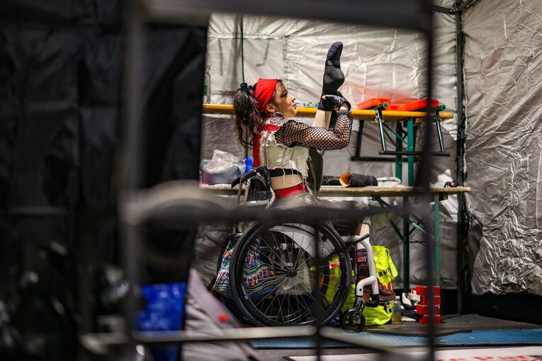 Querschnittsgelähmte Akrobatin Pan