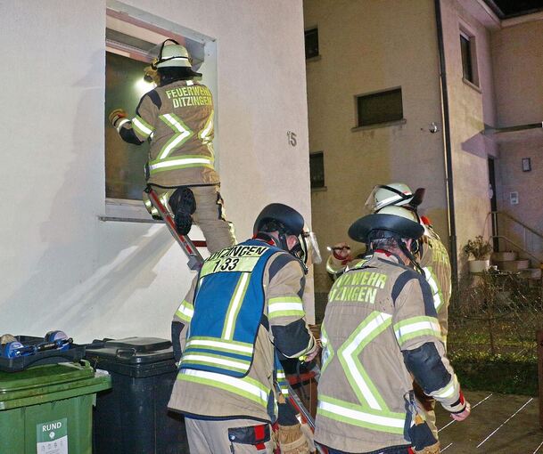 Die Feuerwehr verschaffte sich Zutritt zu der Wohnung, in der das Essen auf dem Herd rauchte.