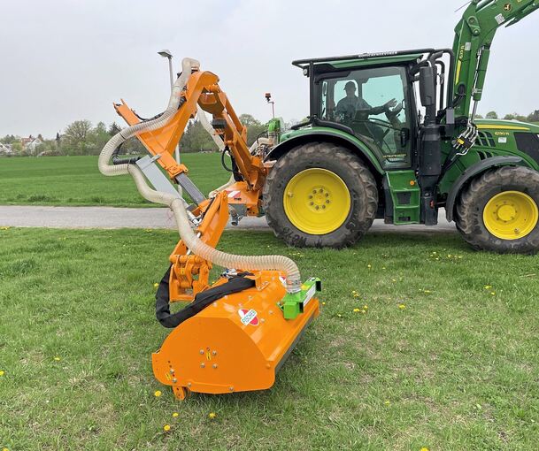 Ein Mäharm von Fischer Maschinenbau. Vorne in Grün ist das „EcoCut“-Gebläse zu erkennen.