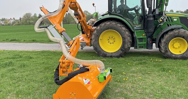 Ein Mäharm von Fischer Maschinenbau. Vorne in Grün ist das „EcoCut“-Gebläse zu erkennen.