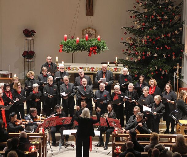 Auftritt in der festlich geschmückten Heilig-Kreuz-Kirche: Auch optisch harmonierten Projektchor, Solisten und Kammerorchester.