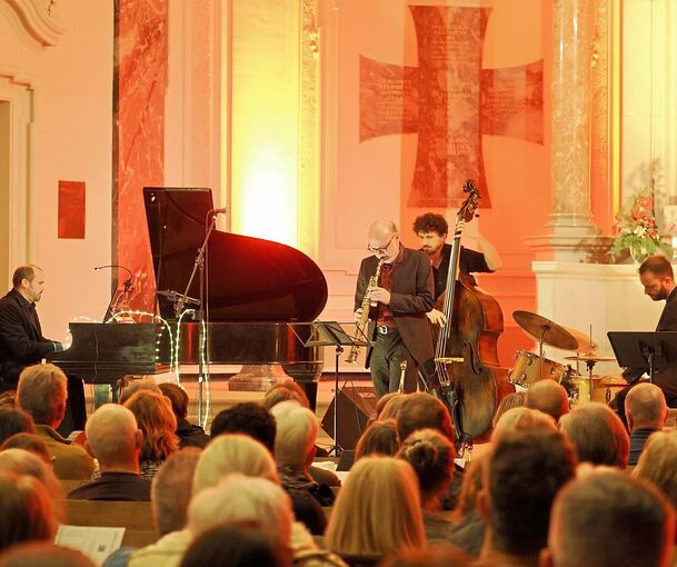 Pfarrer Dennis Müller (links am Flügel) mit hochkarätigem Quartett beim Christmas Jazz in der Friedenskirche.