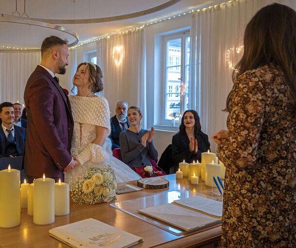 Denisa Konnerth und Christian Coccia im siebten Himmel: Das Paar genießt das Flair der Kerzenschein-Trauung.