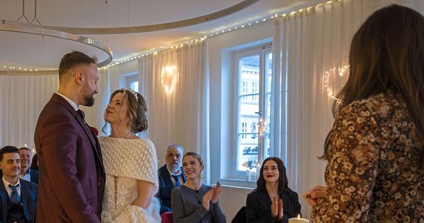 Denisa Konnerth und Christian Coccia im siebten Himmel: Das Paar genießt das Flair der Kerzenschein-Trauung.