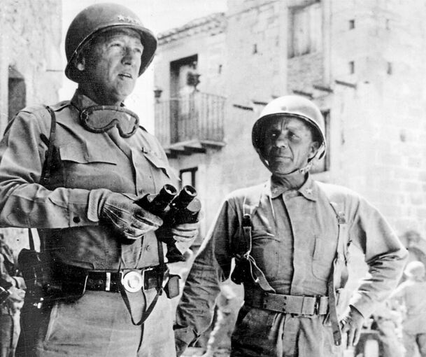 George S. Patton (links) war eine der widersprüchlichsten Figuren des Zweiten Weltkriegs. Neben ihm Brigadegeneral Theodore Roosevelt jr. auf Sizilien im Juli 1943.