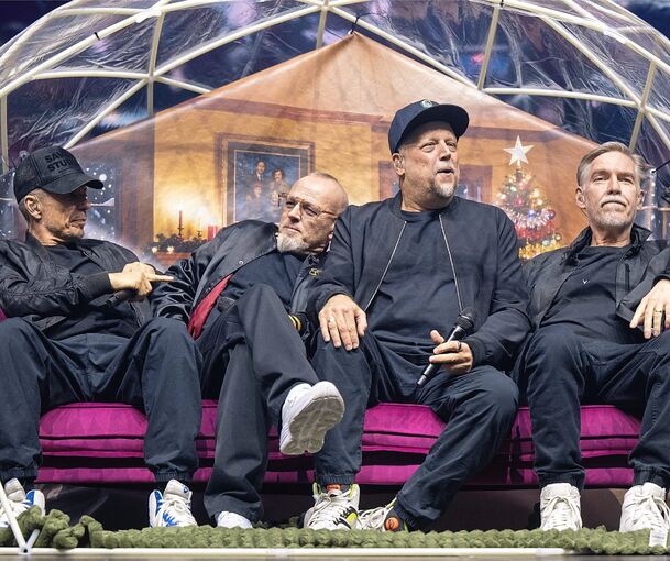 Nach wie vor in ausgezeichneter Form, auch wenn sie hier mal ausnahmsweise sitzen: Die Fantastischen Vier – „Michi“ Beck, Thomas D, Smudo und And.Ypsilon (von links).