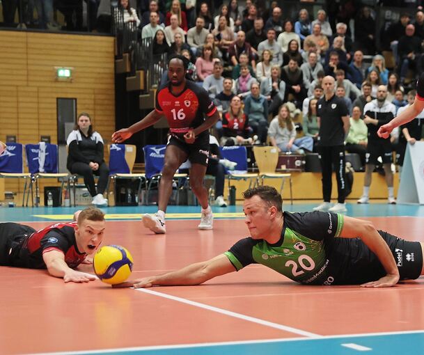 Voller Einsatz: Tomi Saarinen (links) und Jeffrey Klok hechten zum Ball.