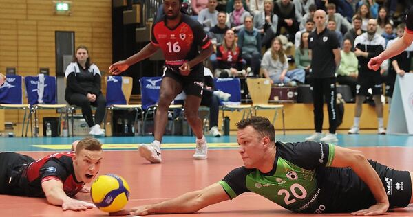 Voller Einsatz: Tomi Saarinen (links) und Jeffrey Klok hechten zum Ball.