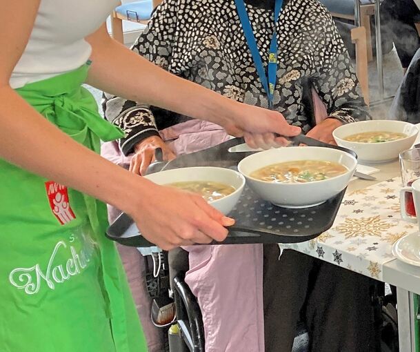 Das Essen wird an die Tische serviert. Foto: Suppenküche/p