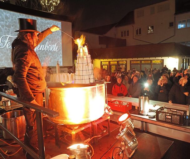 Es ist angerichtet: die Feuerzangenbowle zum dazugehörigen Film