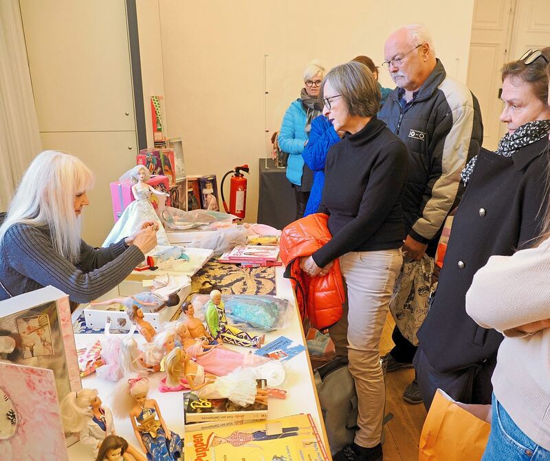 Zahlreiche Puppen-Besitzer lassen ihre Barbie von Expertin Bettina Dorfmann taxieren.