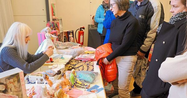 Zahlreiche Puppen-Besitzer lassen ihre Barbie von Expertin Bettina Dorfmann taxieren.