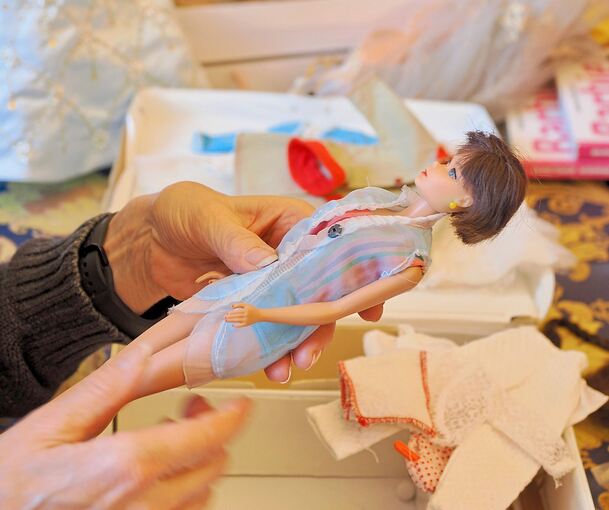 Die Barbie-Puppen werden genau unter die Lupe genommen, um dann ihren Wert bestimmen zu können.