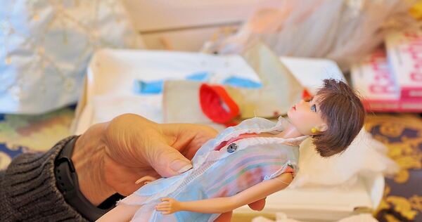 Die Barbie-Puppen werden genau unter die Lupe genommen, um dann ihren Wert bestimmen zu können.