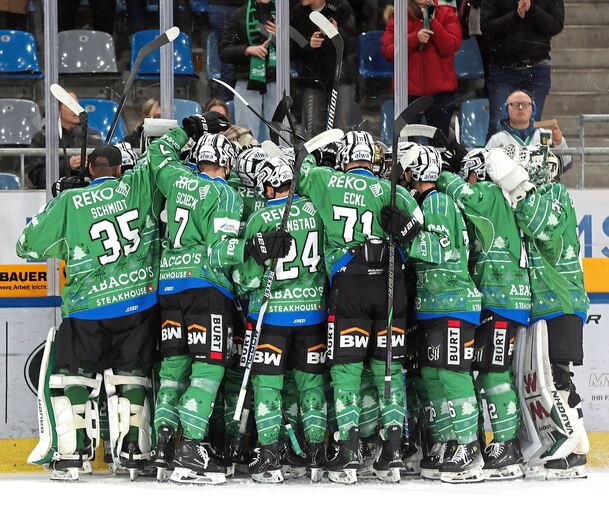 Anerkennung für den alleinigen DEL2-Rekordhalter: Die Steelers-Profis feiern Tyler McNeely nach dessen 497. Scorerpunkt.