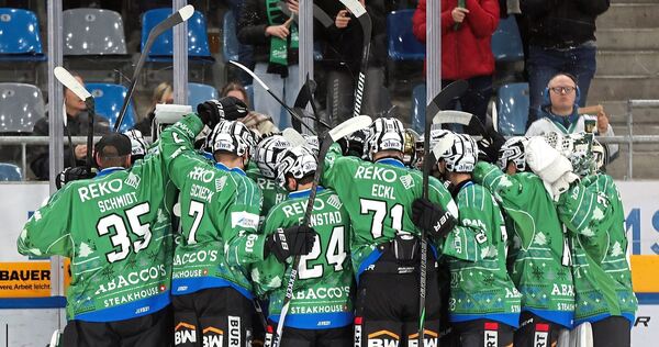 Anerkennung für den alleinigen DEL2-Rekordhalter: Die Steelers-Profis feiern Tyler McNeely nach dessen 497. Scorerpunkt.